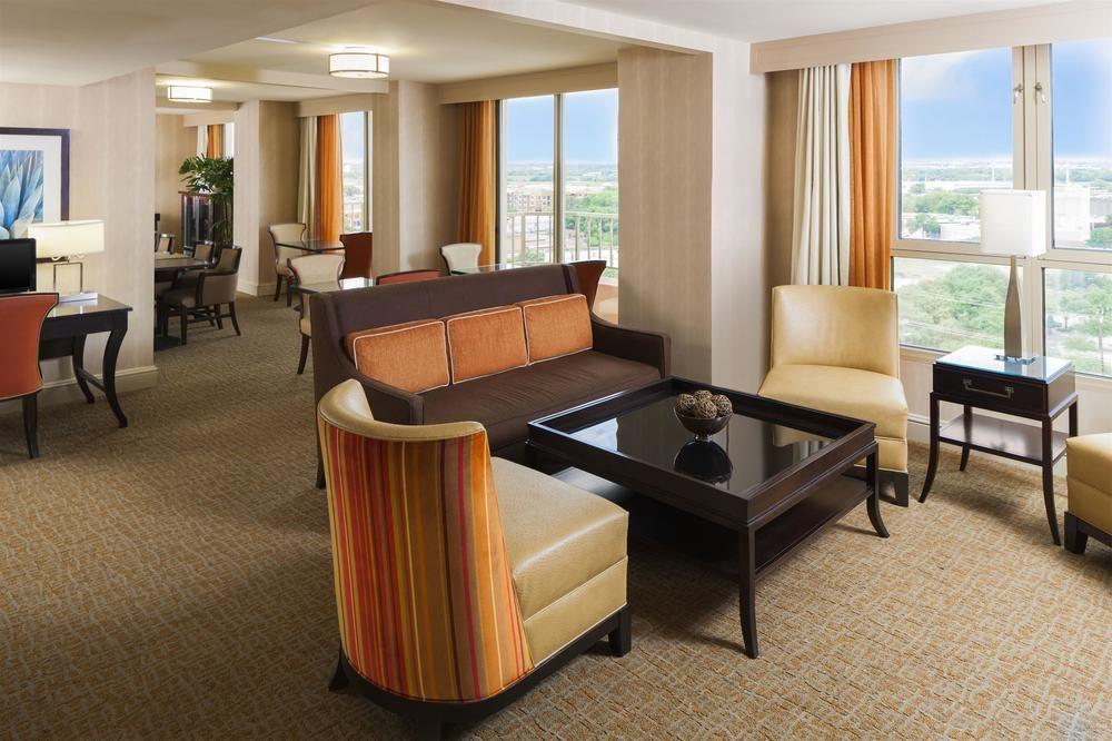 Sheraton Suites Market Center Далас Екстериор снимка