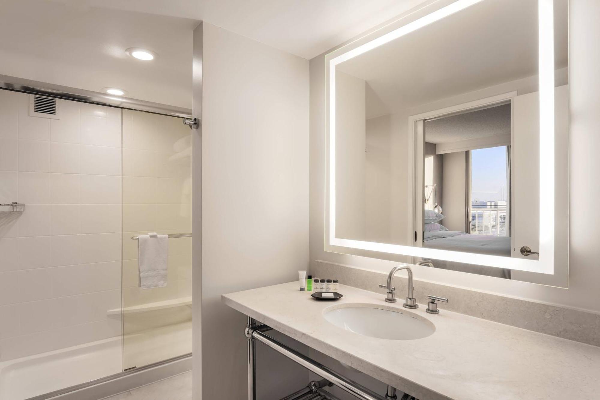Sheraton Suites Market Center Далас Екстериор снимка