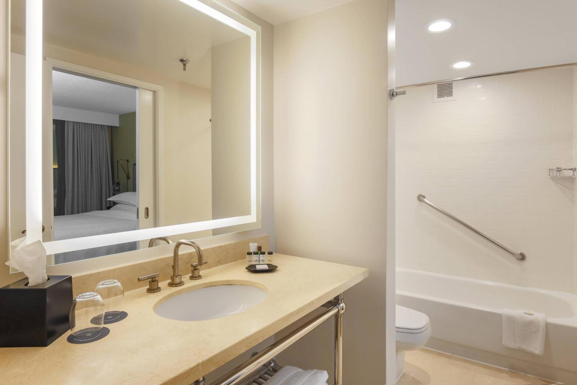 Sheraton Suites Market Center Далас Екстериор снимка
