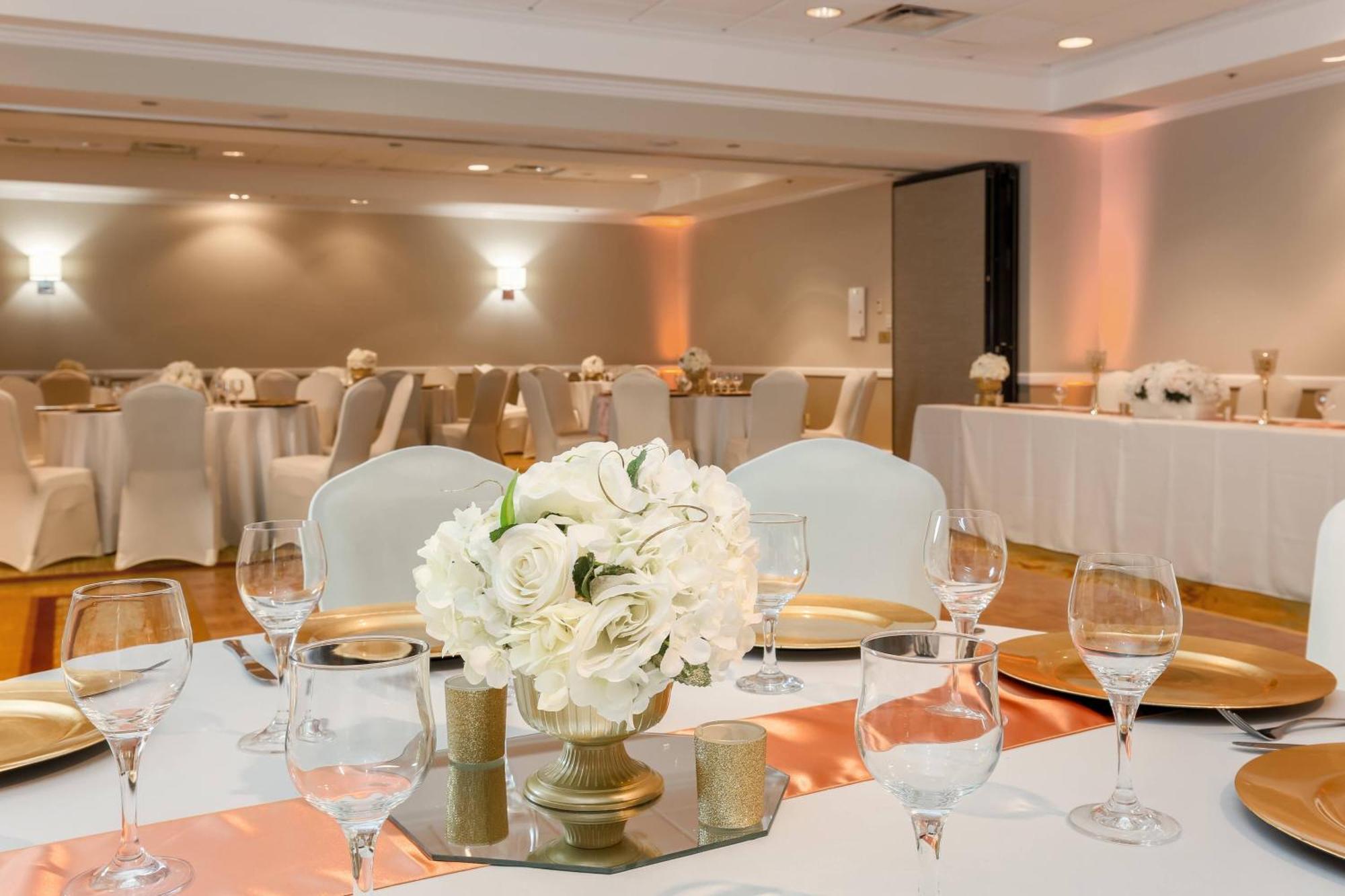 Sheraton Suites Market Center Далас Екстериор снимка