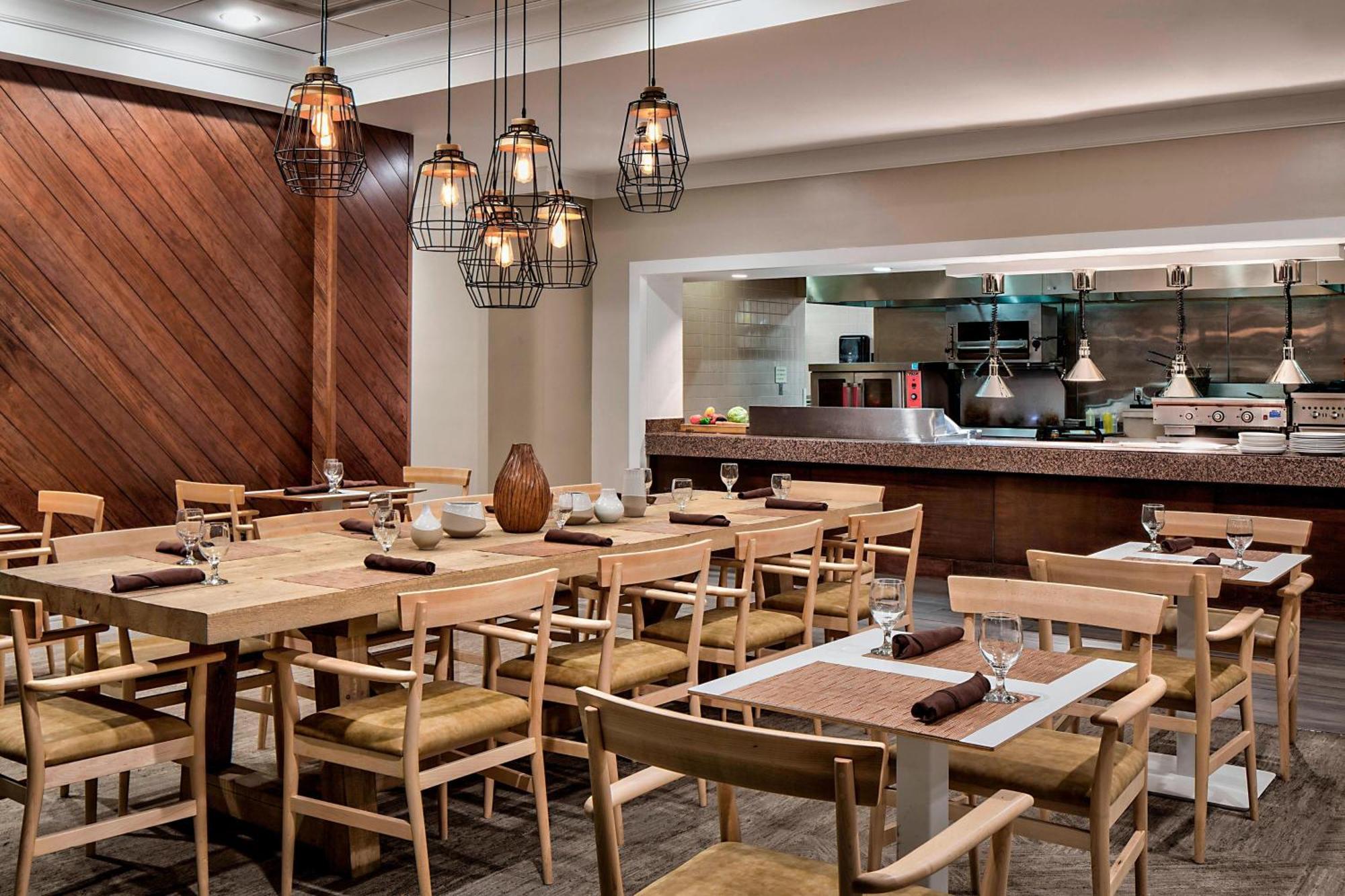 Sheraton Suites Market Center Далас Екстериор снимка