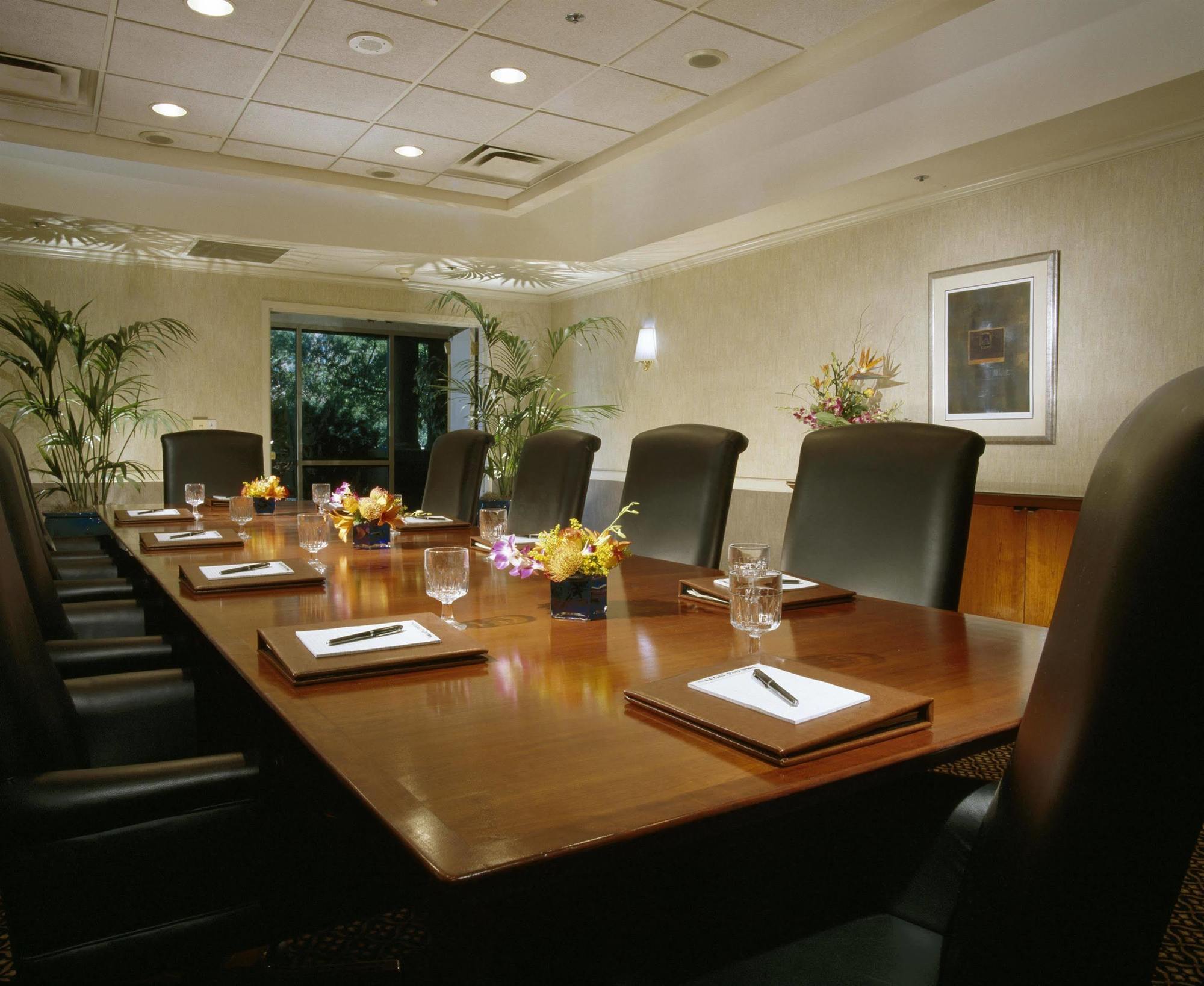Sheraton Suites Market Center Далас Екстериор снимка
