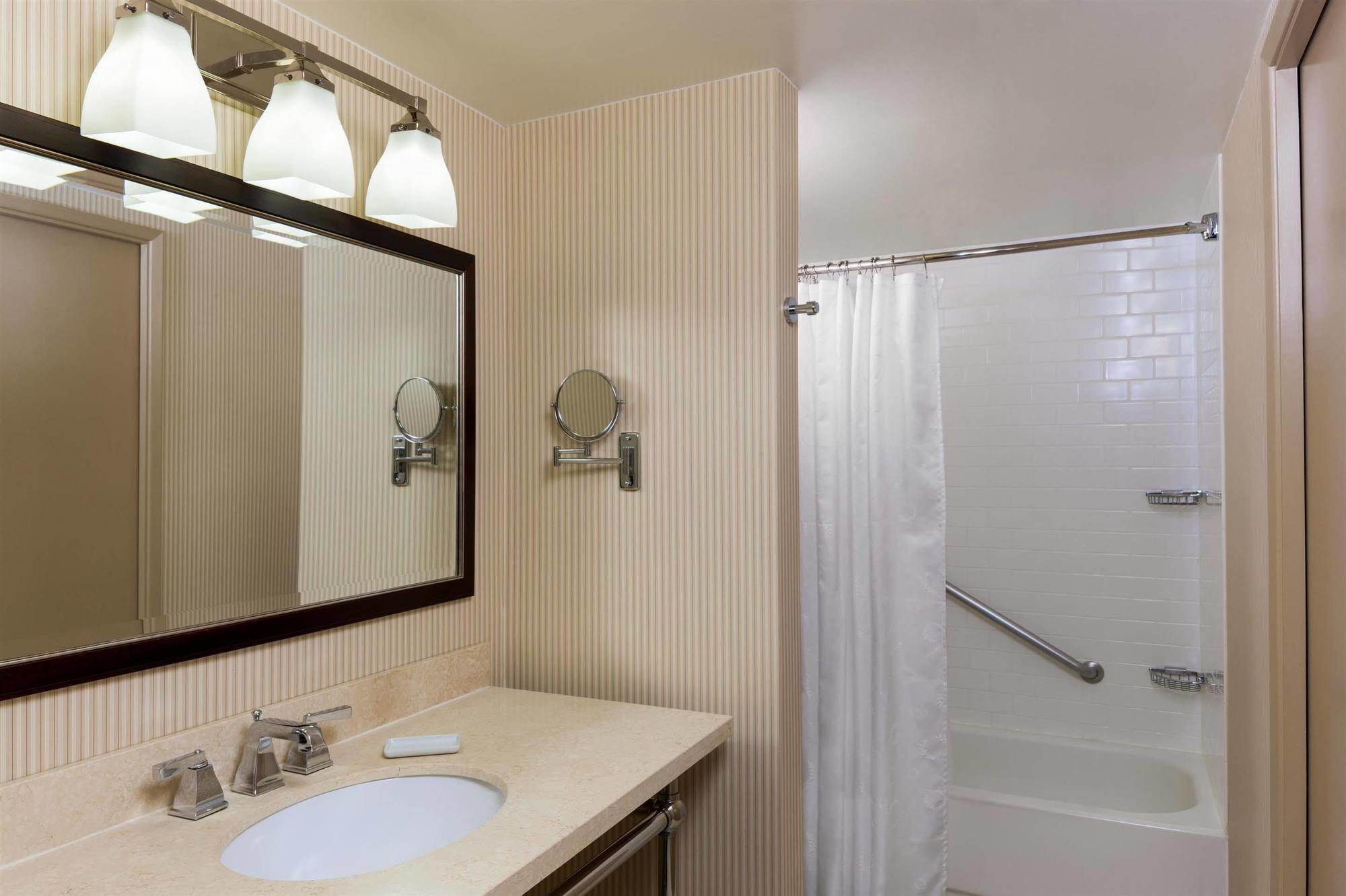 Sheraton Suites Market Center Далас Екстериор снимка