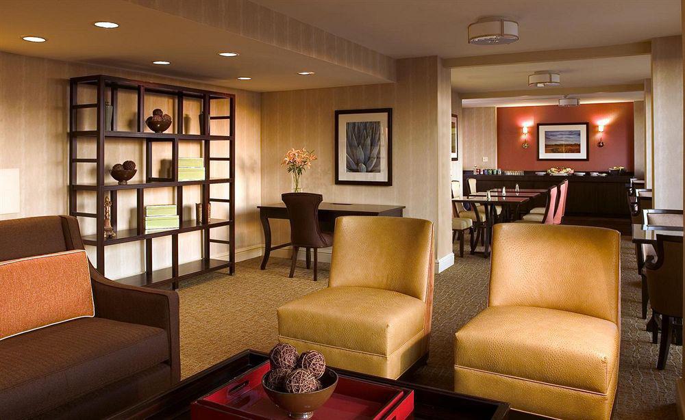 Sheraton Suites Market Center Далас Ресторант снимка